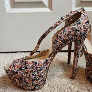 Gorgeous floral Betsey Johnson heels sz 9